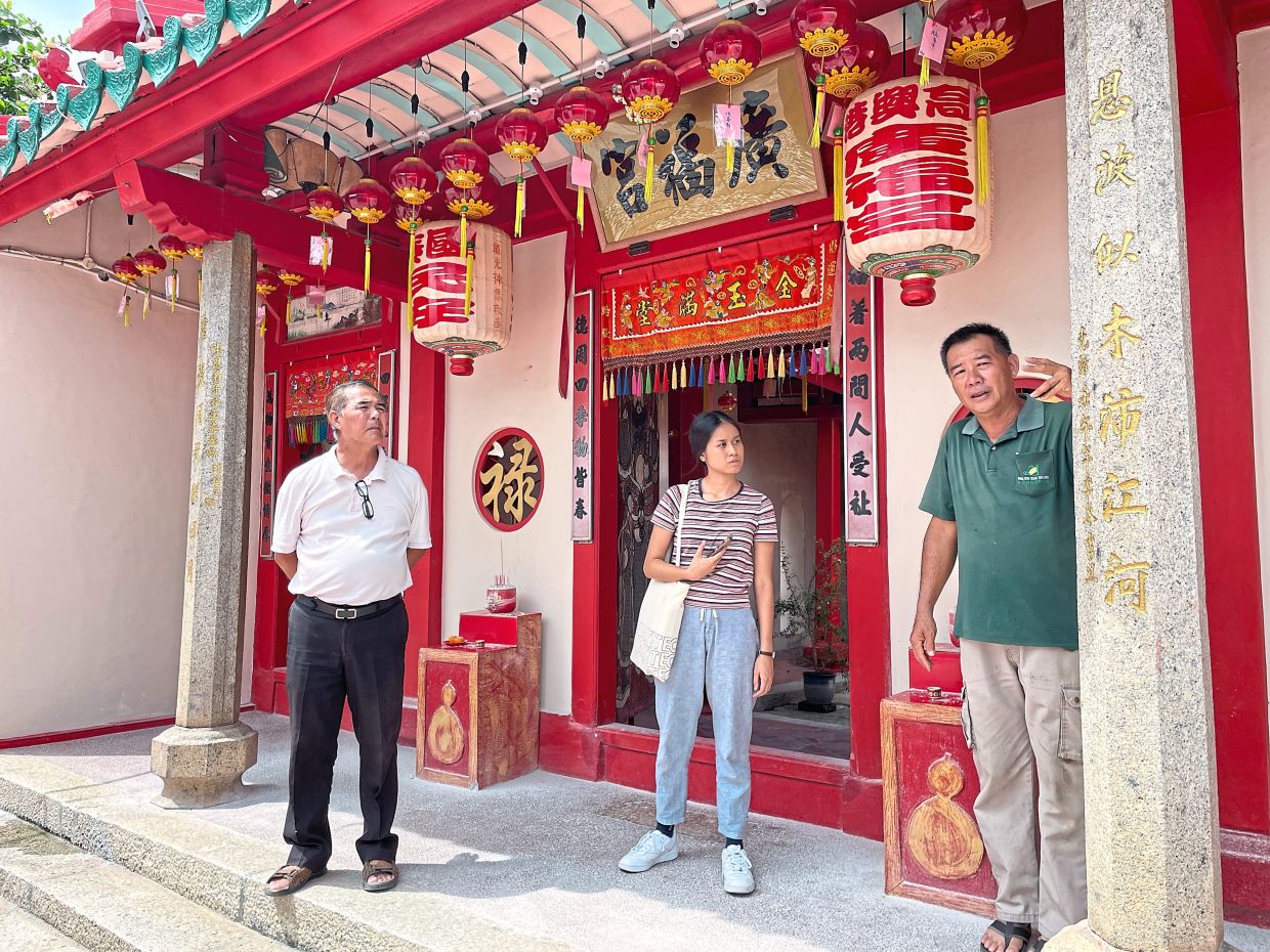 South Seberang Perai eco-tourism council members briefing Chin (centre) on the Old Kwong Hock Keong Temple’s history.