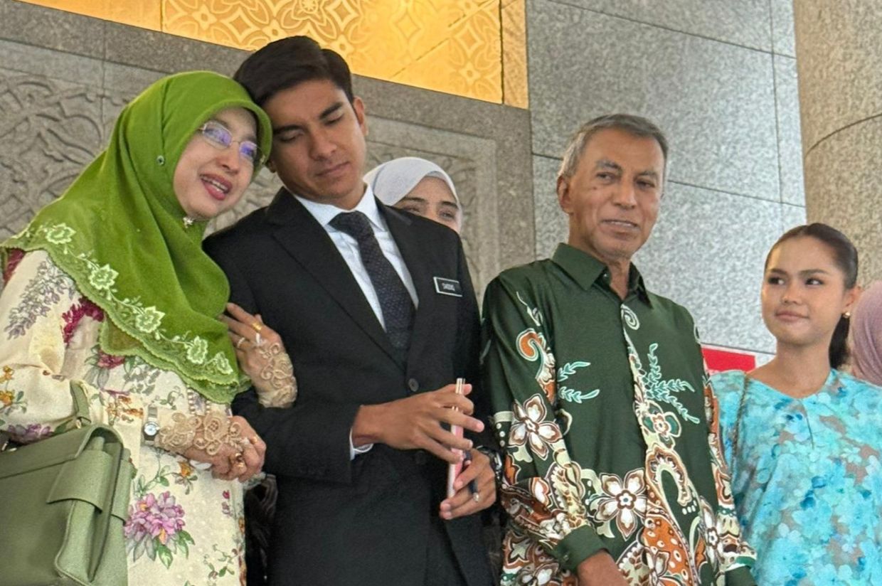 Bella (1st from right) arrived at the Court of Appeal in Putrajaya on June 25 to show her support as Syed Saddiq awaited a ruling on his appeal. Photo: mStar