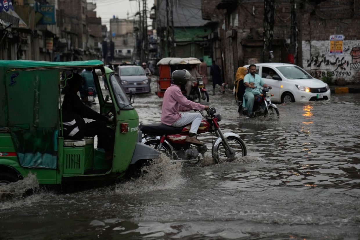 Pakistan flash floods, heavy rain kill 64 in a week: govt | The Star