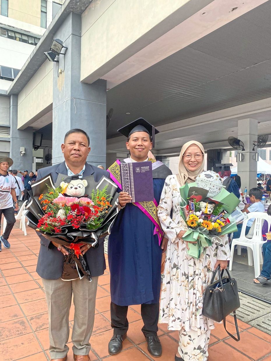Second brother Ahmad Hazman Rafie, wearing a pink ceremonial sash after receiving the Vice Chancellor’s Award, together with our parents, Rafie (1st from left) and Radhiah, on his graduation day.