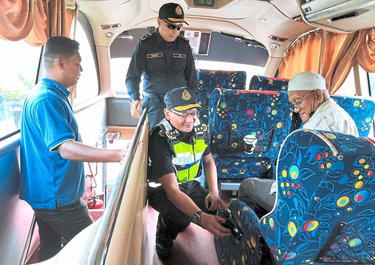 ALOR SETAR, 1 Julai -- Pengarah Jabatan Pengangkutan Jalan (JPJ) Kedah, Stien Van Lutam (tiga, kiri) memeriksa pemakaian tali pinggang terhadap para penumpang dalam Ops Khas Pemakaian Tali Pinggang Keledar Penumpang Bas Eksress dan Bas Persiaran di Plaza Tol Alor Setar (Utara) , hari ini.Arahan pemakaian tali pinggang keledar kepada semua pemandu serta penumpang bas ekspres dan bas persiarandikuatkuasakan mulai hari ini.-- fotoBERNAMA (2025) HAK CIPTA TERPELIHARA