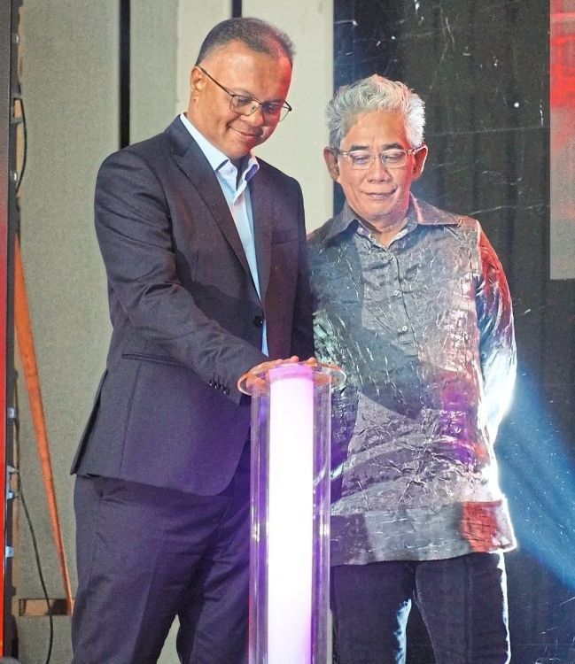 Isham (left) launching the Agro Biz Awards 2025, with Tengku Ahmad Badli Shah next to him.