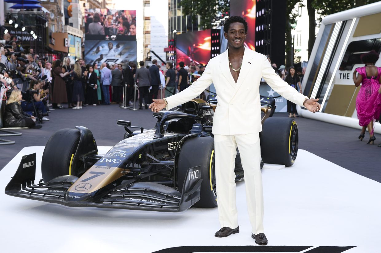 Damson Idris poses for photographers upon arrival at the premiere of the film 'F1 The Movie' on Monday, June 23, 2025, in London.. — Photo: Scott A Garfitt/Invision/AP)