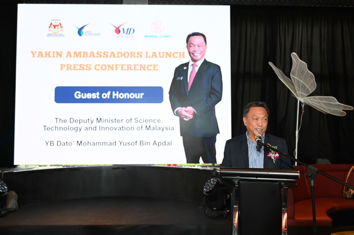 Deputy Science, Technology and Innovation Minister Datuk Mohammad Yusof Apdal witnessed the signing ceremony for the Yakin Ambassadors.