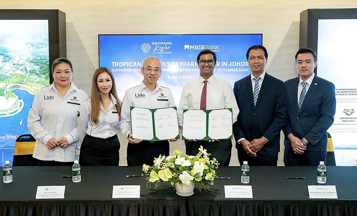 Signing on behalf of Tropicana - Tropicana Southern Region project managing director Dr Jeffrey Yee (3rd from left), MBSB group chief consumer banking officer Usman Ghouse (4th from left), witnessed by (from left to right) Tropicana marketing & sales executive director Jenny Low and marketing & sales managing director Ixora Ang and MBSB property director Mohd BadranSaadullah and head of business development and end financing, property financing David Chan.