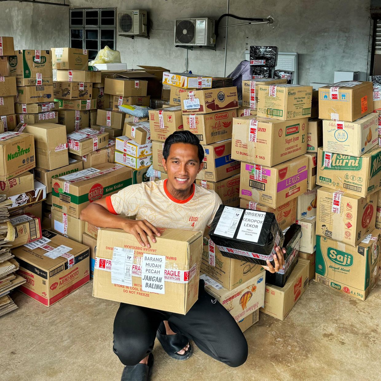 Through Shopee, Kerpok Mfaizz in Terengganu has expanded nationwide, providing jobs for 25 locals and fulfilling over 100,000 orders.