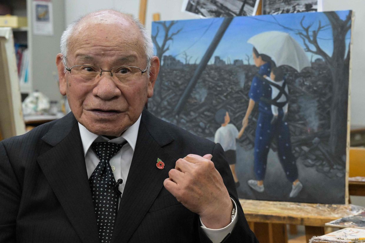 Atomic bomb survivor Masaki Hironaka speaks in front of a painting by student Hana Takasago, showing him and his mother after the 1945 bombing. Photo: AFP
