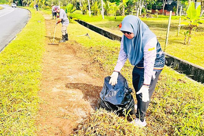 Residents sprucing up the pedestrian footpath along Jalan Kenawai. - Photo: MPK PN Panaga ‘A’