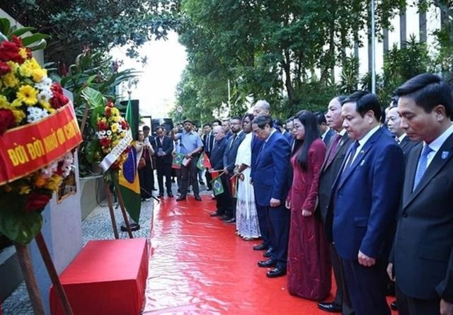 Prime Minister Pham Minh Chinh and his spouse lay flowers at the plaque commemorating President Ho Chi Minh in Brazil’s Rio de Janeiro City on July 5, 2025. - Photo: VNA 