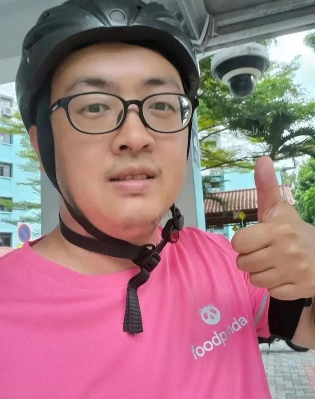 Ding enjoys his job as a delivery rider, finding that it allows him to combine work with his passion for fitness, as he is also a dedicated running enthusiast. -- Photo: Douyin