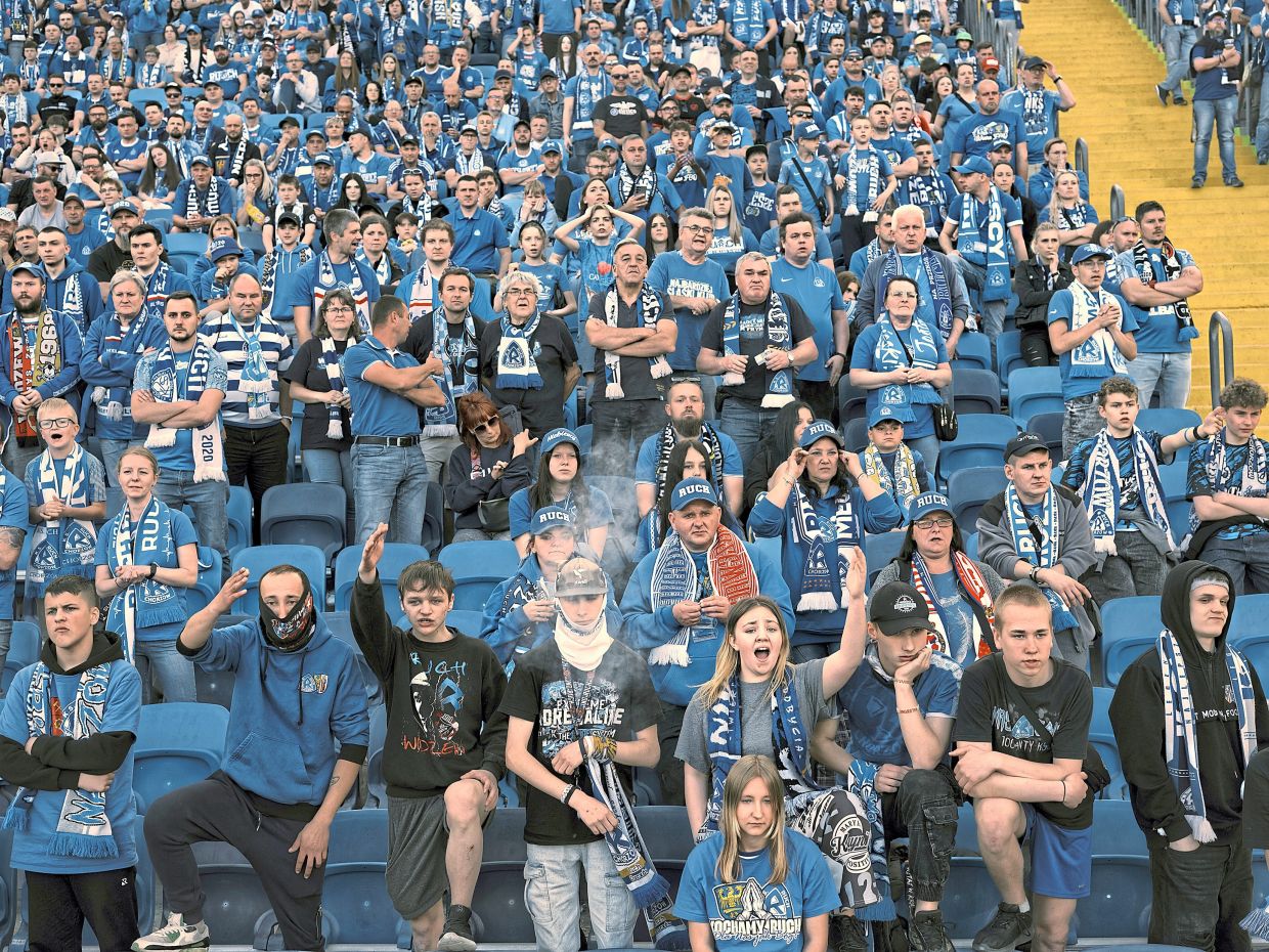 Fans of Wilimowski’s former team cheering against Polonia Warszawa during a game at the Silesian Stadium in Chorzow. — Maciek Nabrdalik/The New York Times