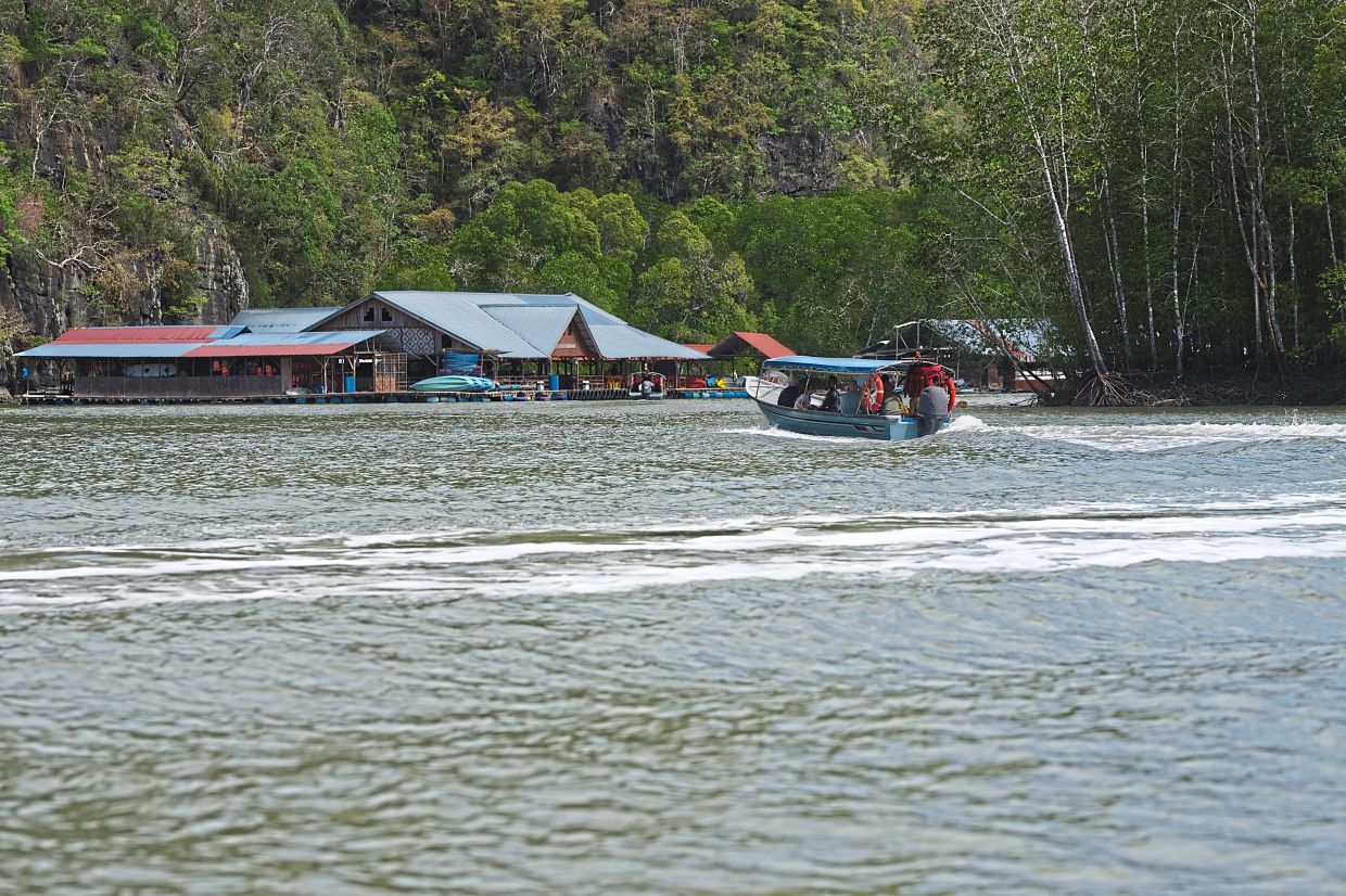 The floating restaurant at Kilim is a short boat ride from the main jetty.