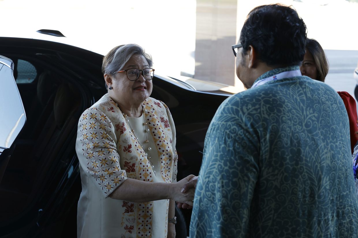 SEPANG, July 7: Philippines Secretary of Foreign Affairs Ma. Theresa P. Lazaro (left) arrives at the Kuala Lumpur International Airport (KLIA) for the 58th AseanForeign Ministers’ Meeting (AMM) and related meetings, which will kick off on Tuesday in Kuala Lumpur. -- Photo: Bernama