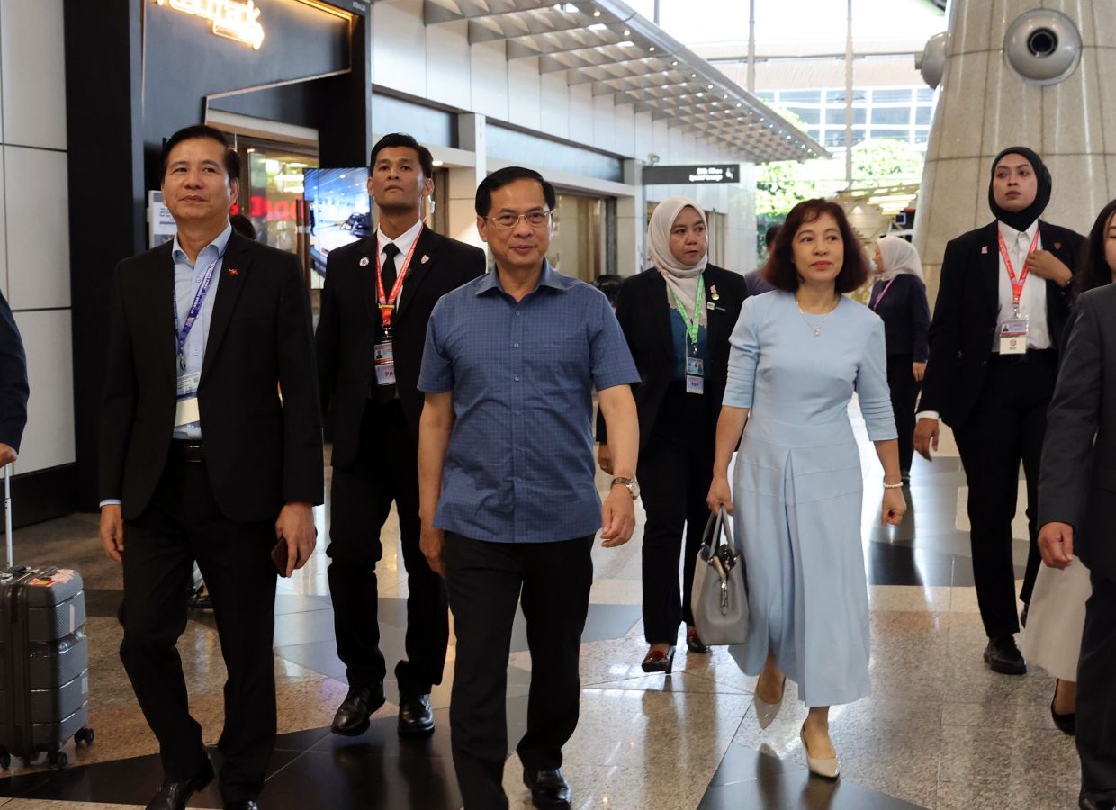 SEPANG, July 7:Vietnamese Deputy Prime Minister and Foreign Affairs Minister, Bui Thanh Son (left), and his spouse, Vu Thi Bich Ngoc, arrive at the Kuala Lumpur International Airport (KLIA) Terminal 1 today ahead of the 58th Asean Foreign Ministers’ Meeting (AMM) and related meetings at the Kuala Lumpur Convention Centre (KLCC) from July 8 to 11. - Photo: Bernama