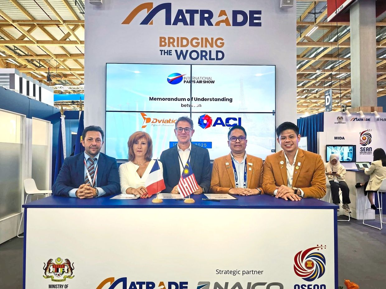 
(From left) ACI Group chief executive officer Philippe Riviere, ACI Academy director Evelyne Darenne, Inersio & FranceImmersive Group chief executive officer Raynaut Escorbiac, Dviation Training Centre chief executive officer Ibnu Hidayat and Dviation Group managing director Kevin Teoh at the signing of an MoU during the International Paris Air Show. The partnership aims to combine training expertise, expand programme offerings and provide apprentices with valuable hands-on international experience. 