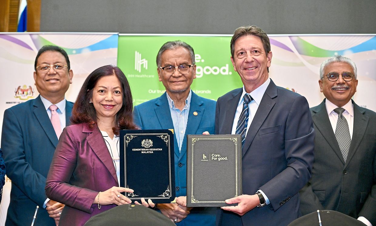 Medical partnerships: Dzulkefly (centre) witnessing the signing of an agreement between the Health Ministry and Pantai Medical Centre for radiotherapy services. — RAJA FAISAL HISHAN/The Star