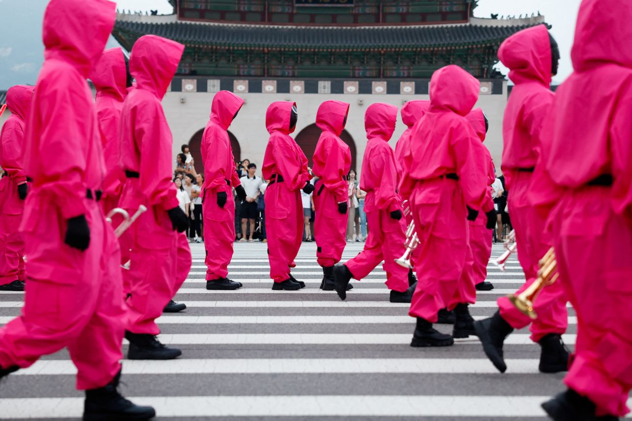 Performers dressed as 'Squid Game' soldiers march in a parade through central Seoul, followed by a fan event with cast to celebrate the release of the third season of Netflix's hit series, in Seoul, South Korea, June 28, 2025. Photo: Reuters