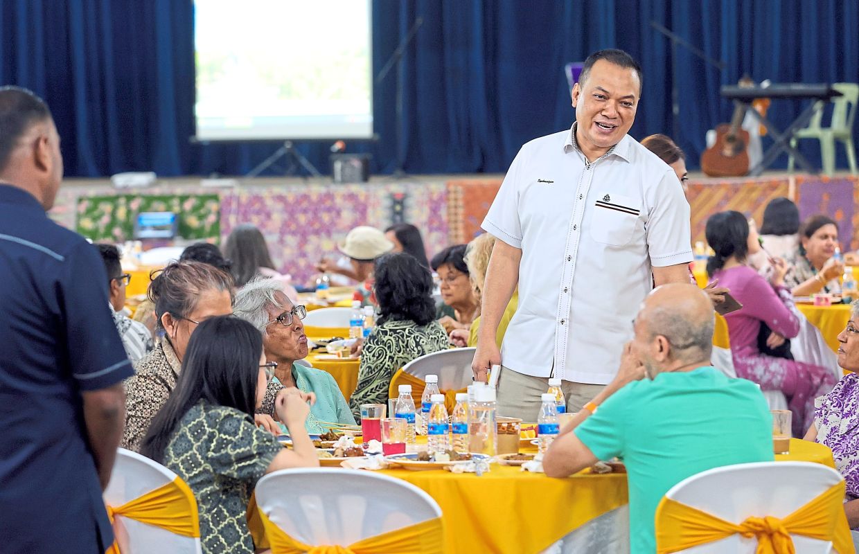 (Above) ACP Shahrulnizam having a chat with PJ residents at the dinner.