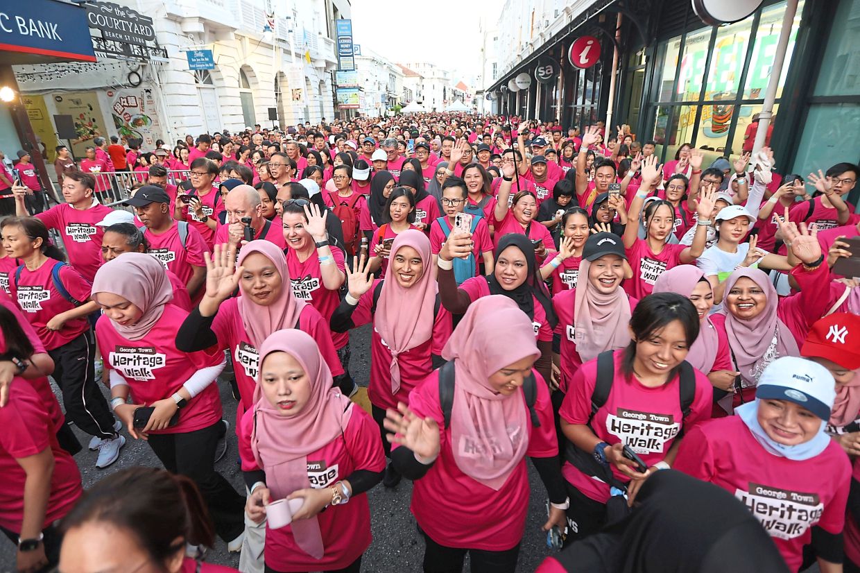 Participants being flagged off from Beach Street during the 5km George Town Heritage Walk as part of GTHC 2025.