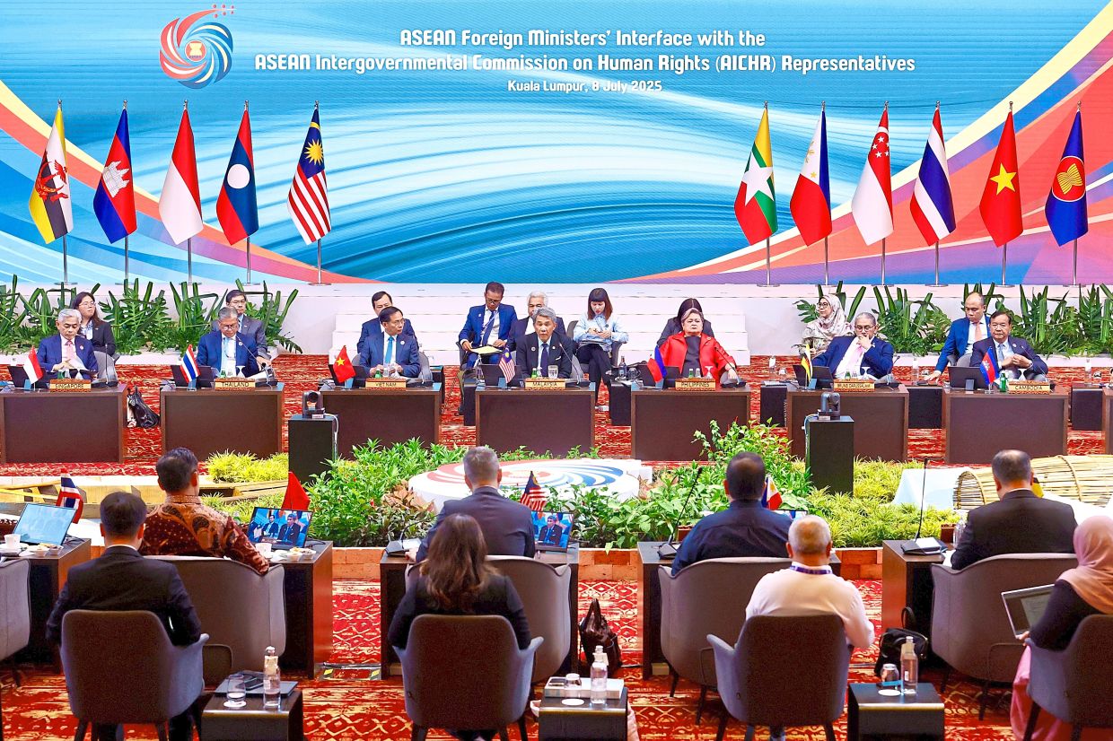 Meeting of minds: Mohamad (centre) delivering his speech during the Asean Foreign Ministers’ Interface Meeting with AICHR representatives at the Kuala Lumpur Convention Centre. — FAIHAN GHANI/The Star 