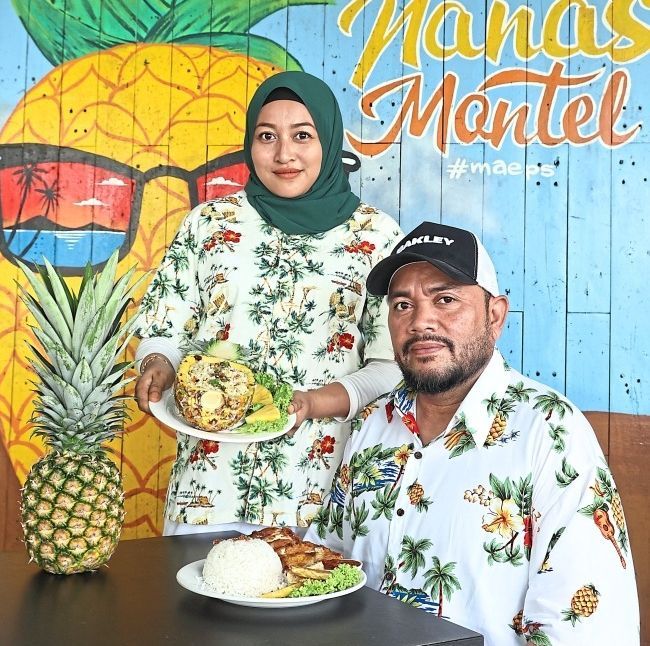 Mohd Azli (right) and his wife Fifi Norbaizura at their cafe that specialises in all things pineapple. — Photos: AZMAN GHANI/The Star