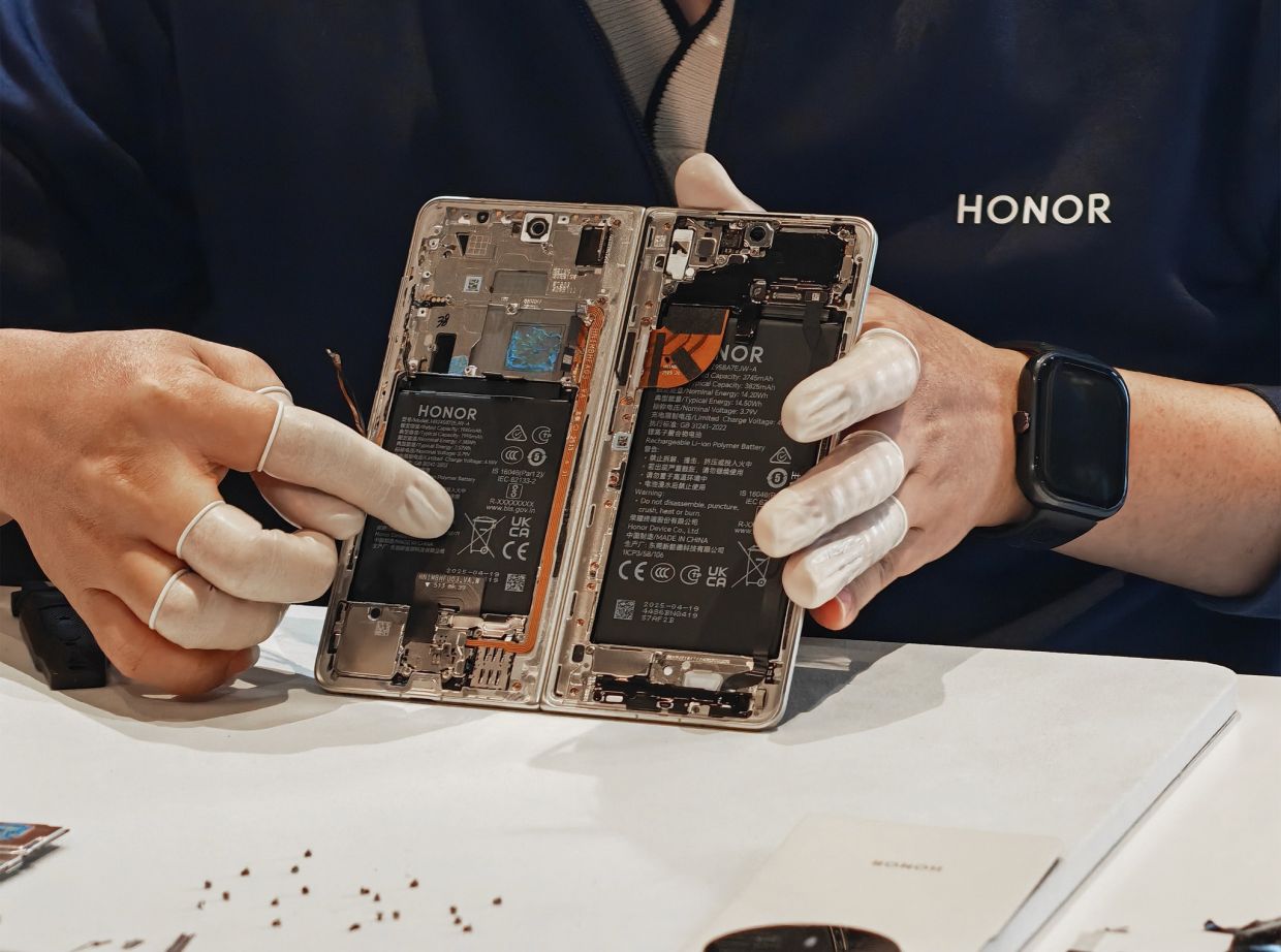 The internal structure of the HONOR Magic V5 showcases its dual-cell battery and precision foldable engineering in a compact form.