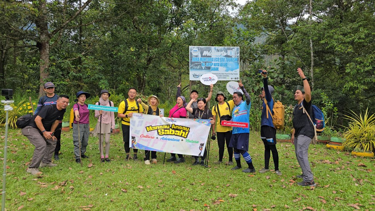 A group photo before hiking on Aura Montaria.