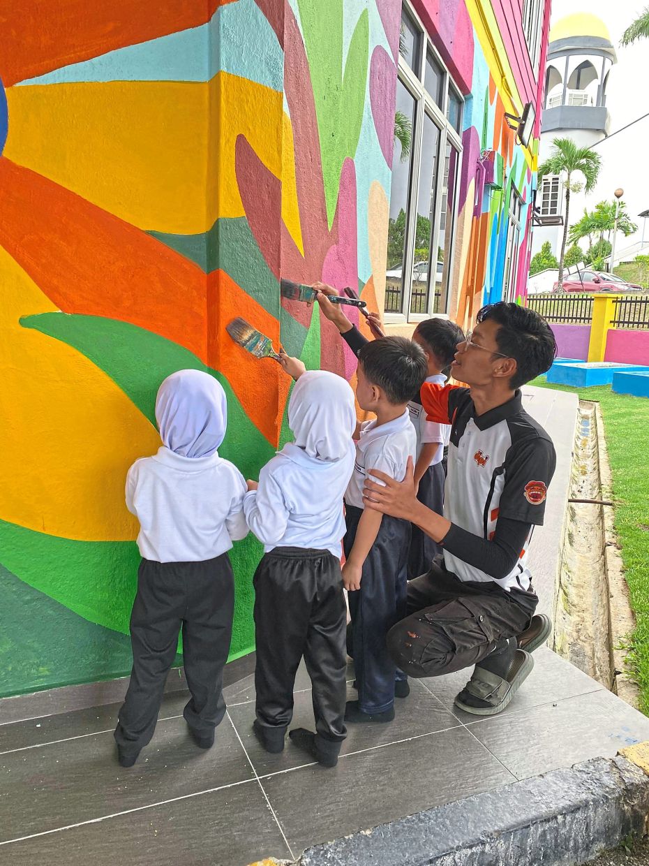 Mohamad Firdaus (second from left) paints a path of creativity and hope for young learners. Photo: Mohamad Firdaus Mohd Pawzi
