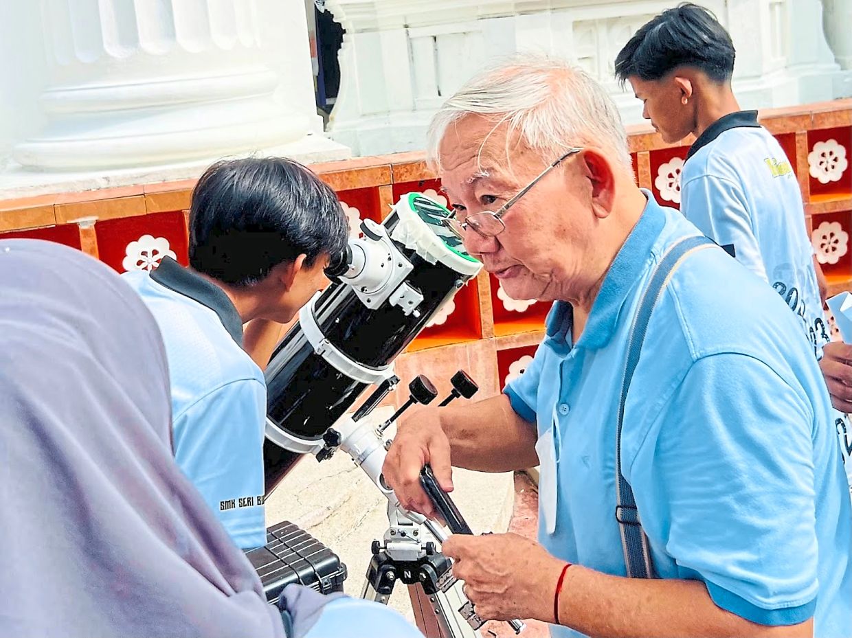 Chong says stargazing gives a feeling of indirect communication with the universe.
