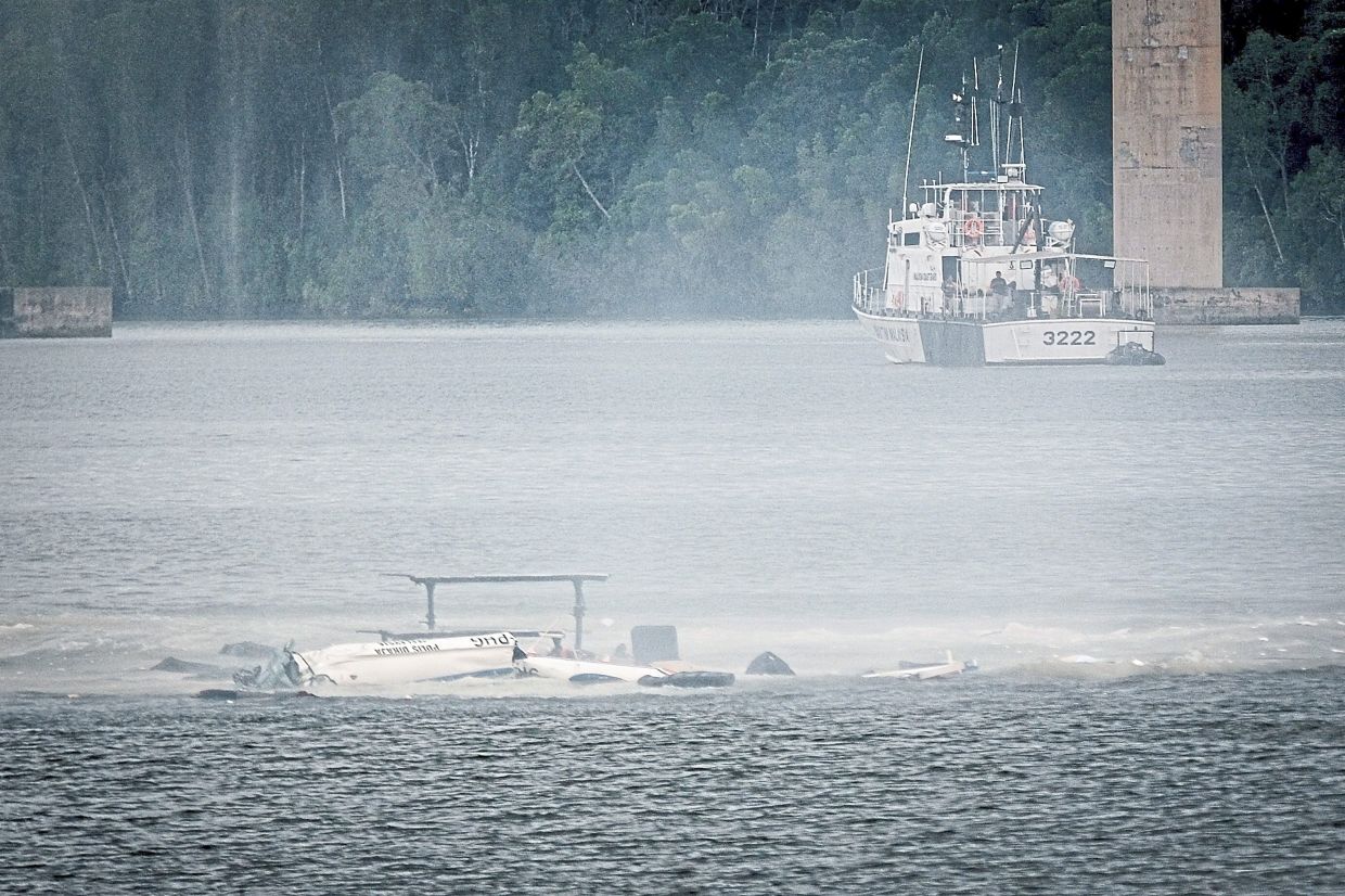 Accidental plunge: debris from the copter crash seen at Sungai Pulaiin Gelang Patah, Johor. — Bernama