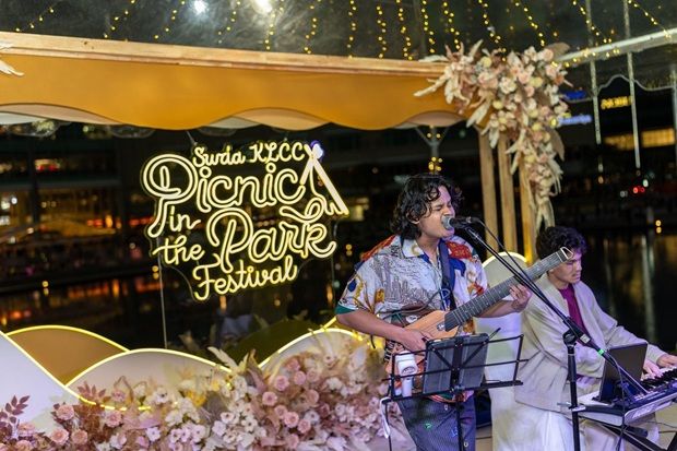 The event featured live musical performances at the Park Hill stage.