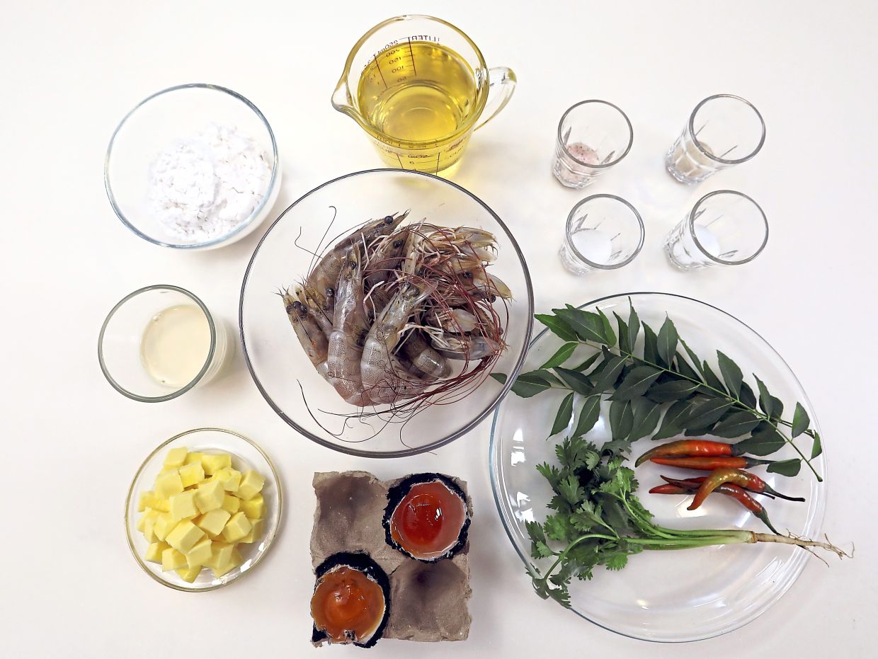 While some restaurants prepare this dish with whole prawns, the heads and shells can be removed so that the salted egg does not end up in a pile of discarded shells.