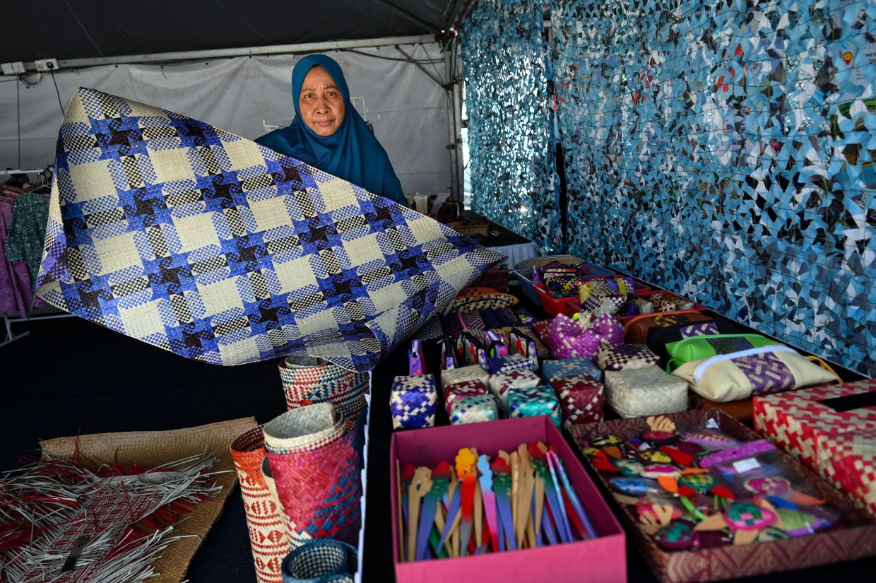 Asmah showing off some of her mengkuang products. - Photo: Bernama