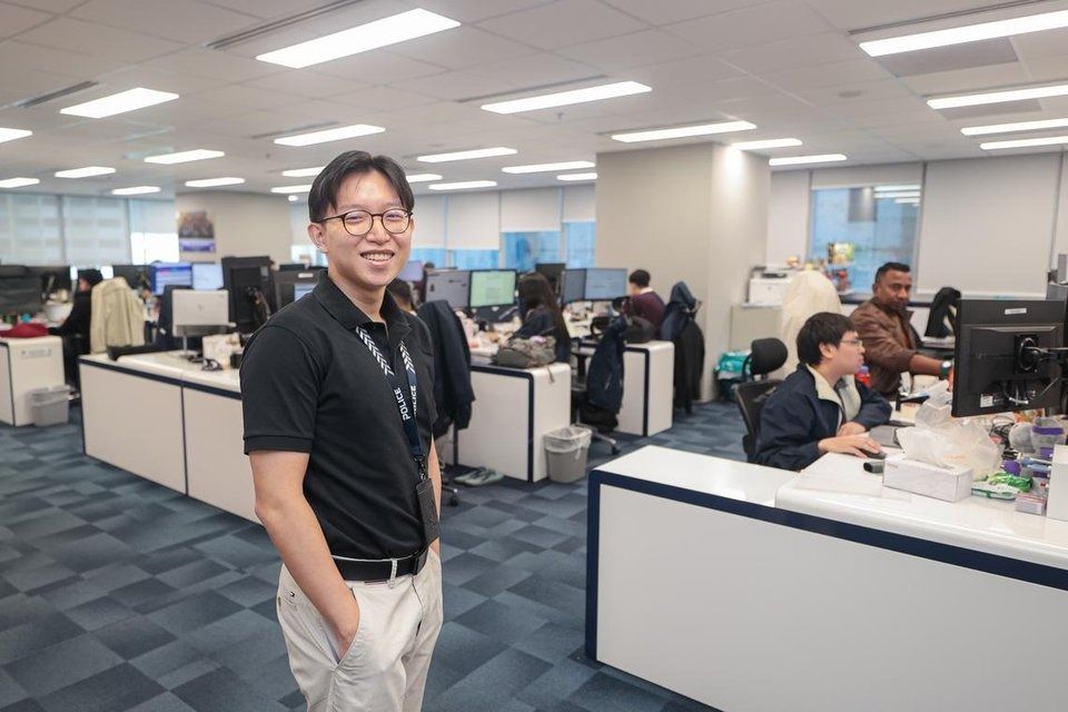 Special Constable Tan De Xun, 22, who works at the Threat Intelligence Centre under the police’s Cybercrime Command, helps officers identify and disrupt scam websites. - Photo: Lianhe Zaobao