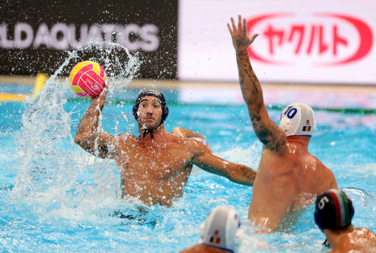 Water Polo - World Aquatics Championships - Men - Group A - Romania v Italy - OCBC Aquatic Centre, Singapore - July 12, 2025Italy's Edoardo Di Somma in action against Romania's Vlad-Luca Georgescu -- Photo: REUTERS/Jeremy Lee