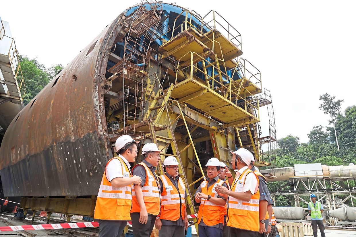 Mega build: Loke officiating the Genting ECRL Project Tunnel excavation works ceremony in Bentong, Pahang.— MUHAMAD SHAHRIL ROSLI/The Star