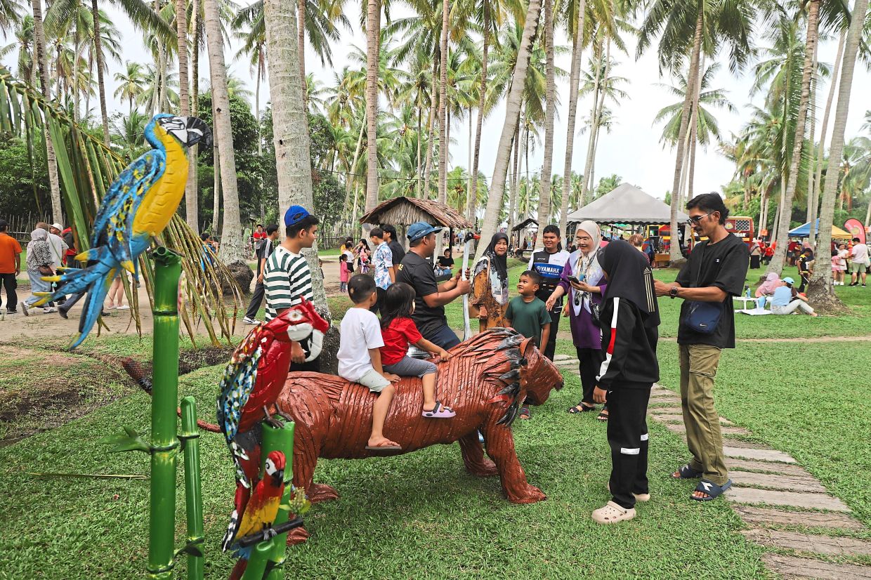Tausende genießen einen Tag im Kampung