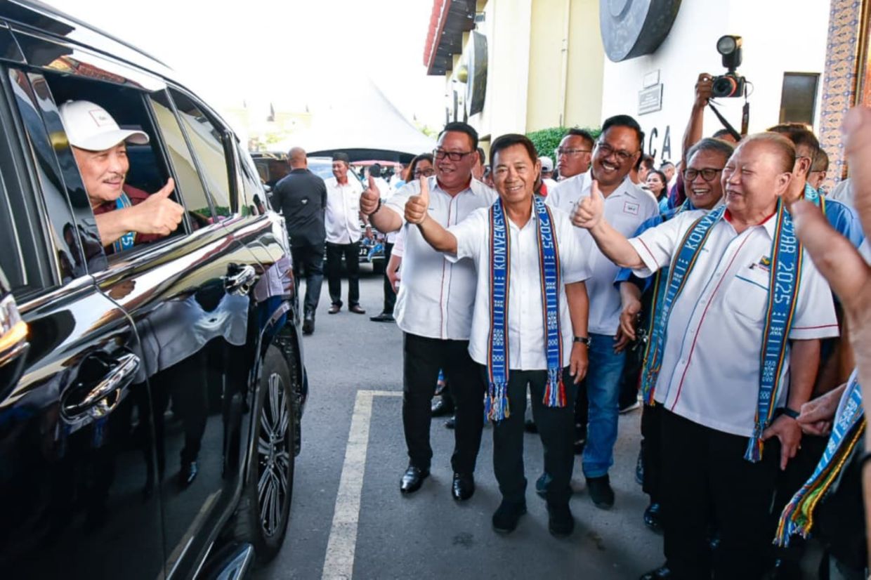 Chief Minister Datuk Seri Hajiji Noor giving the thumbs up to Parti Bersatu Sabah founder Tan Sri Joseph Pairin Kitingan (right) and other leaders before leaving after launching the closing the PBS–Sabah STAR Convention at the Hongkod Koisaan in Penampang on Saturday (July 12).