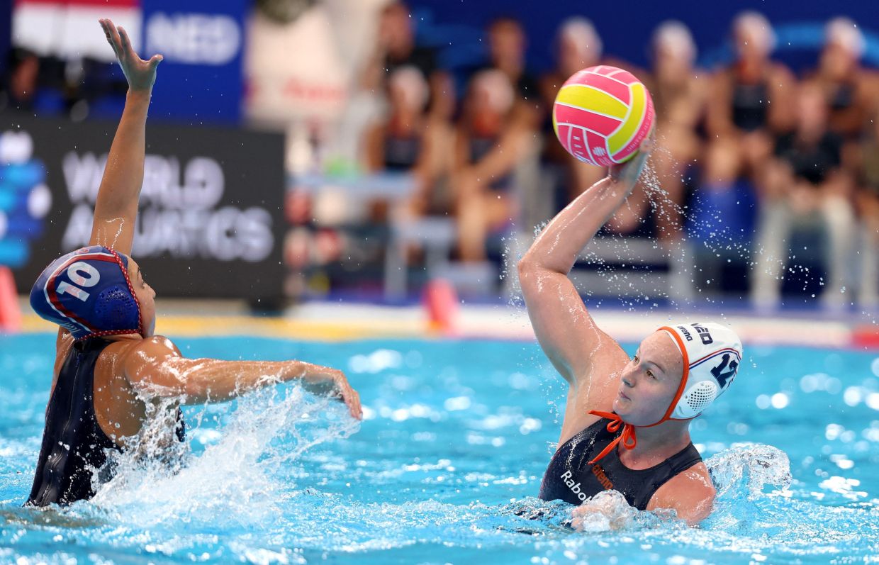 Water Polo - World Aquatics Championships - Women - Group B - Netherlands v United States - OCBC Aquatic Centre, Singapore - Sunday, July 13, 2025: Netherlands' Nina ten Broek in action against Emma Lineback of the US. -- REUTERS/Jeremy Lee