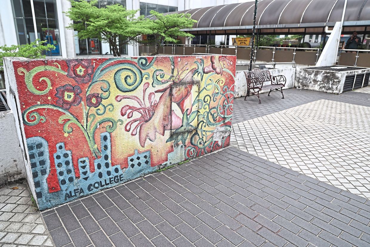 Besides adding colour, planter box murals outside Menara MBPJ act as identifiers in wayfinding.
