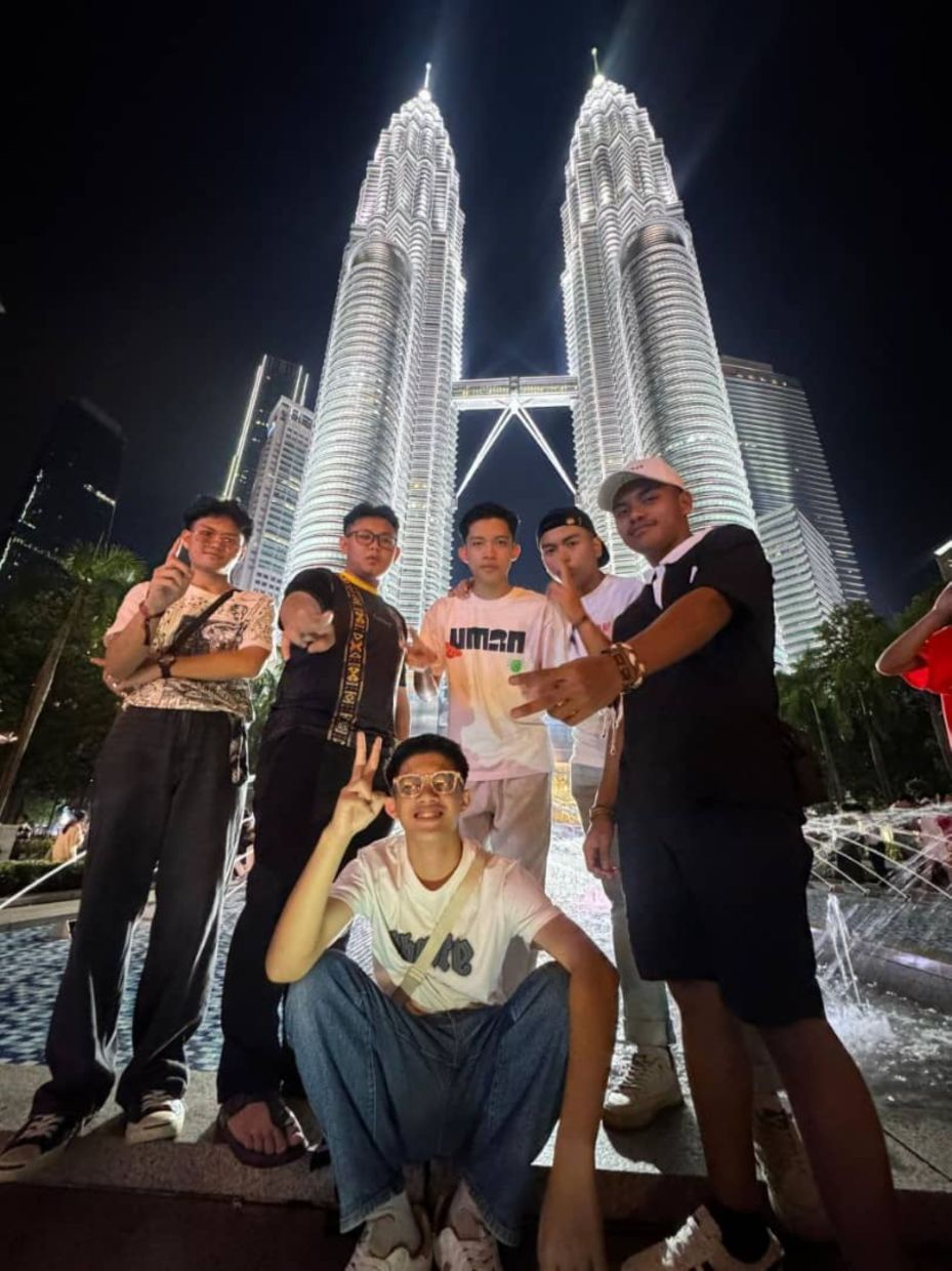 D’ Buvazoi is made up of (standing left to right) Christoper Lajurus, Brandon ZacharyDavid, Therrence Soan Roystand, Ikmal Rezza J Padasian, David Benny Ujan Benyamin and Angelbert Lasung Robert (seated).