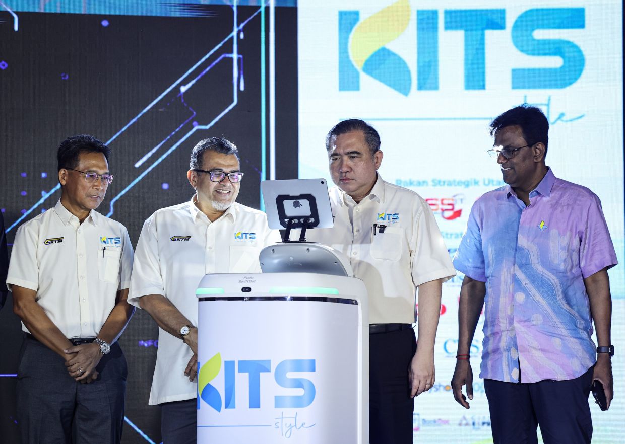 Loke (second right) launching the KITS Style SuperApp on July 13. With him are (from left) KTMB group CEO Datuk Mohd Rani Hisham Samsudin, Deputy Transport Minister Datuk Hasbi Habibollah and ministry secretary-general Datuk Jana Santhira Muniayan. – BERNAMApic