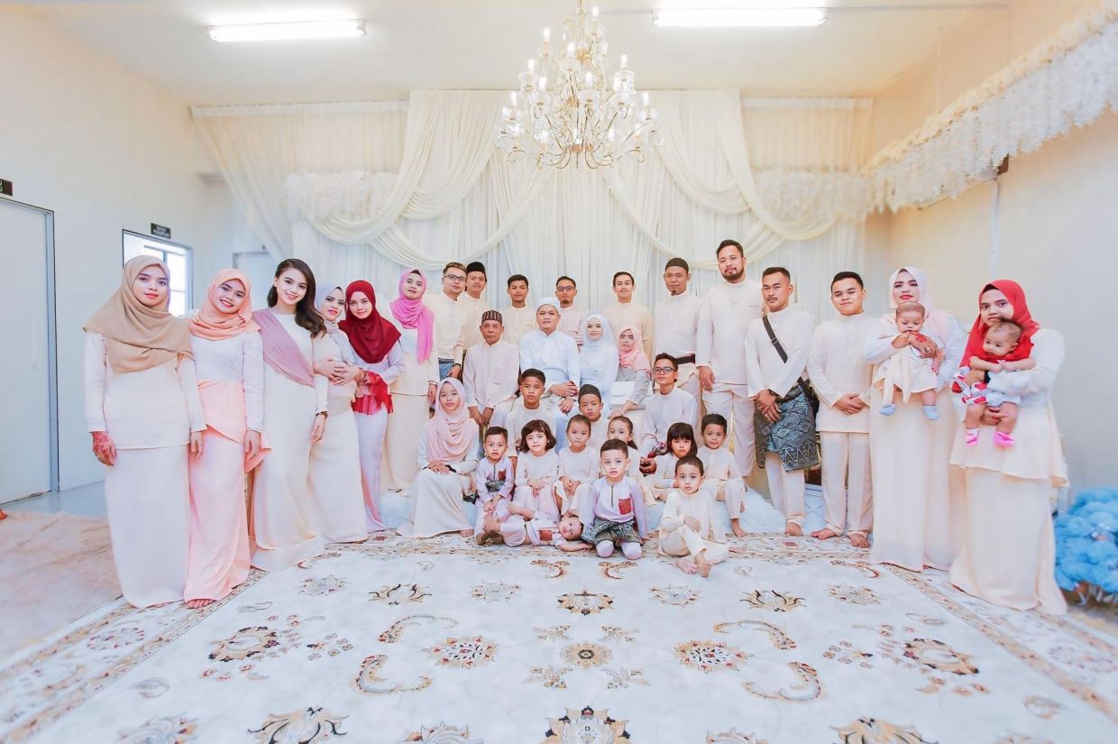 Nurina with her siblings and extended family members.