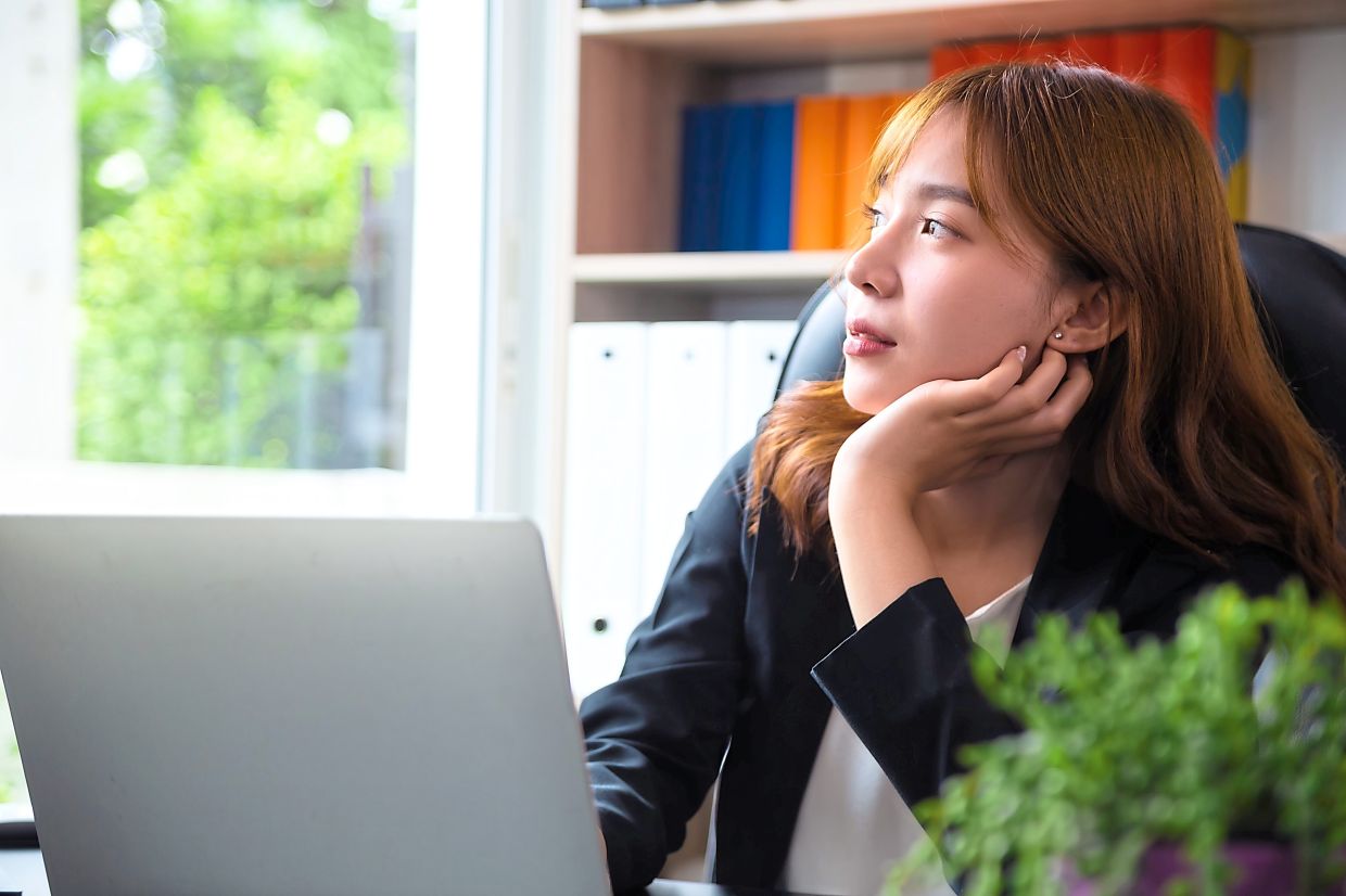 Difficulties with attention may lead the mind to drift during meetings and cause someone to miss important discussion nuances. Photo: Freepik