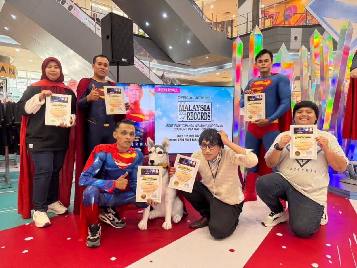 Among the 1,007 Superman fans posed for a photo with the recognition from the Malaysia Book of Records. - Photo credit: TGV Cinemas Facebook.