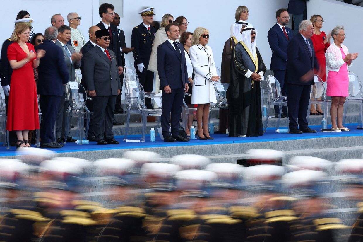 French President Emmanuel Macron, his wife Brigitte Macron, Indonesia's President Prabowo Subianto, Kuwait's Emir Sheikh Mishal Al-Ahmad Al-Jaber Al-Sabah and members of the French government attend the annual Bastille Day military parade on the Place de la Concorde in Paris, France, on Monday, July 14, 2025. -- Photo: REUTERS/Abdul Saboor