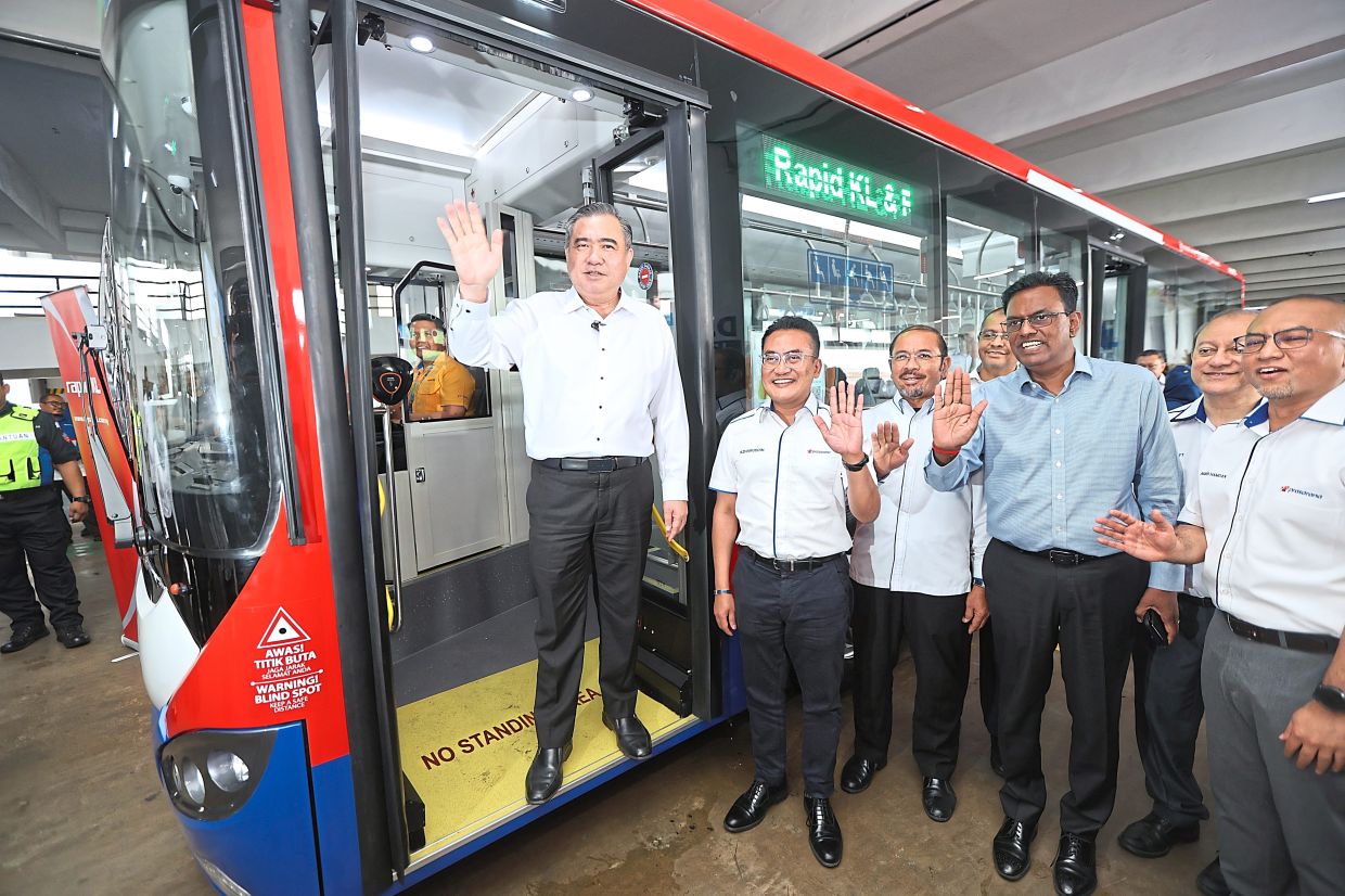 Fleet expansion: Loke (left) launching the new Rapid Bus diesel fleet. Also present are Prasarana president and group chief executive Mohd Azharuddin Mat Sah (second from left) and the Transport Ministry’s secretary-general Datuk Jana Santhiran Muniayan (in blue shirt). — LOW BOON TAT/The Star