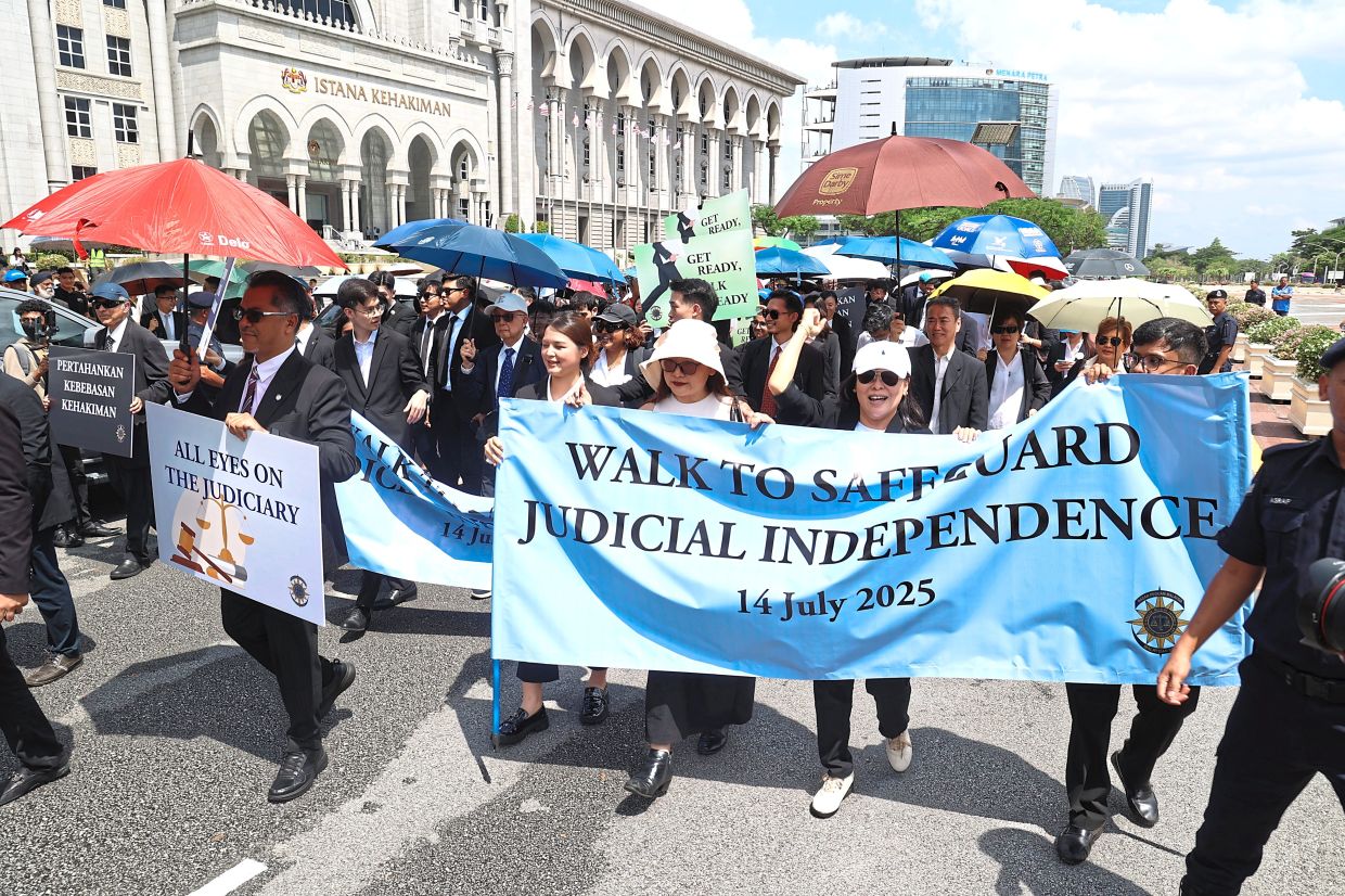Calls for transparency: Lawyers participating in the ‘Walk to Safeguard Judicial Independence’ in Putrajaya. — ART CHEN/The Star