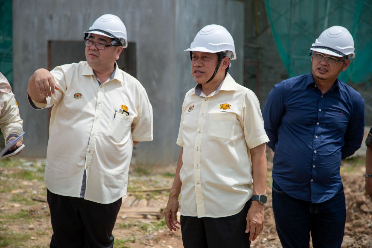 Deputy Works Minister Datuk Ahmad Maslan being briefed on the SK Pekan Lahad Datu progress during his site visit on Tuesday (July 15).