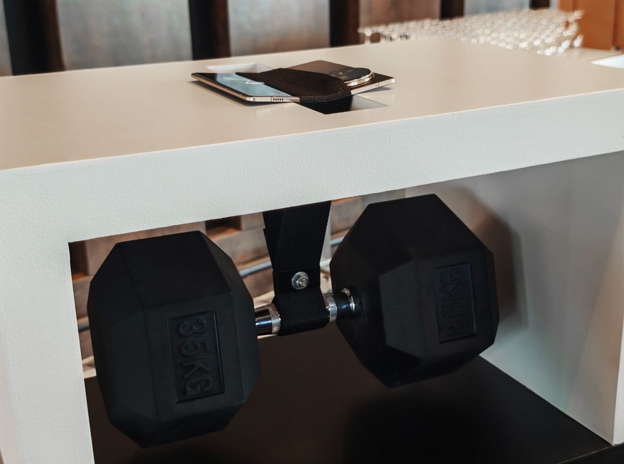 The Magic V5’s reinforced titanium alloy hinge is built to last, tested to withstand up to 500,000 folds and strong enough to support a 35kg load.